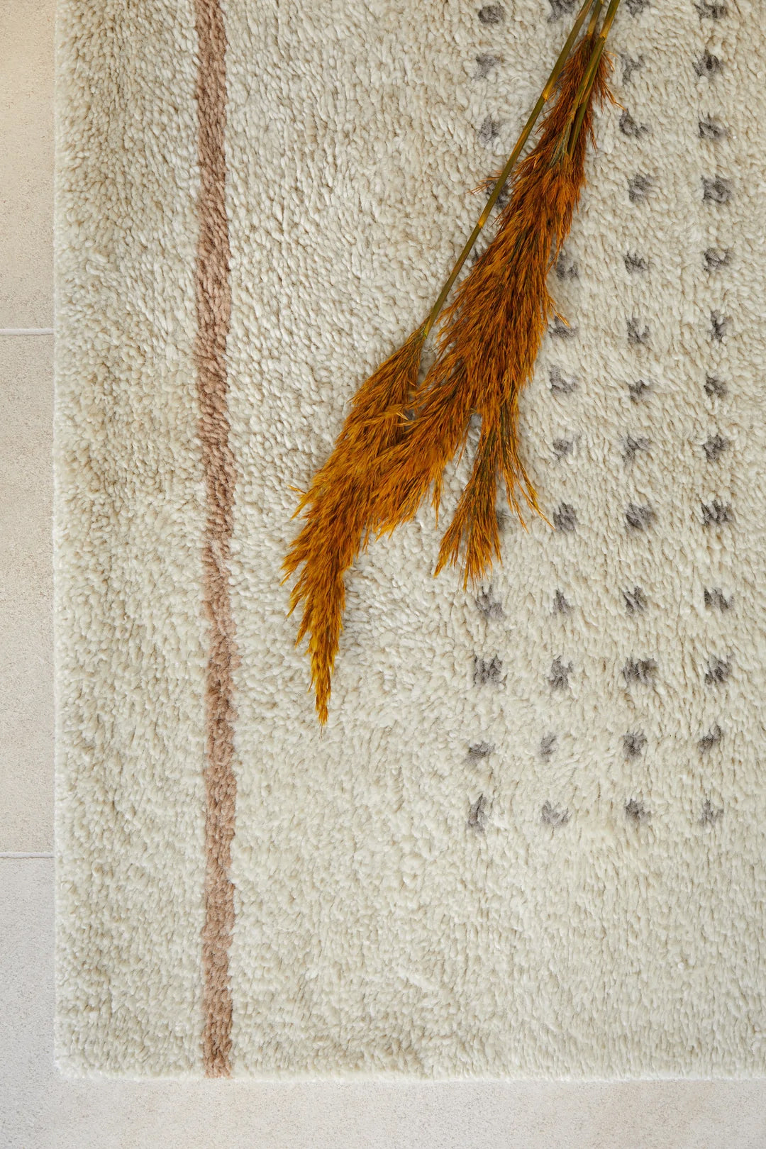 #size::6--x-9- #size::8--x-10- #size::9--x-12- #size::10--x-14- #size::12--x-15- | Close-up of the corner of the Rina wool moroccan rug