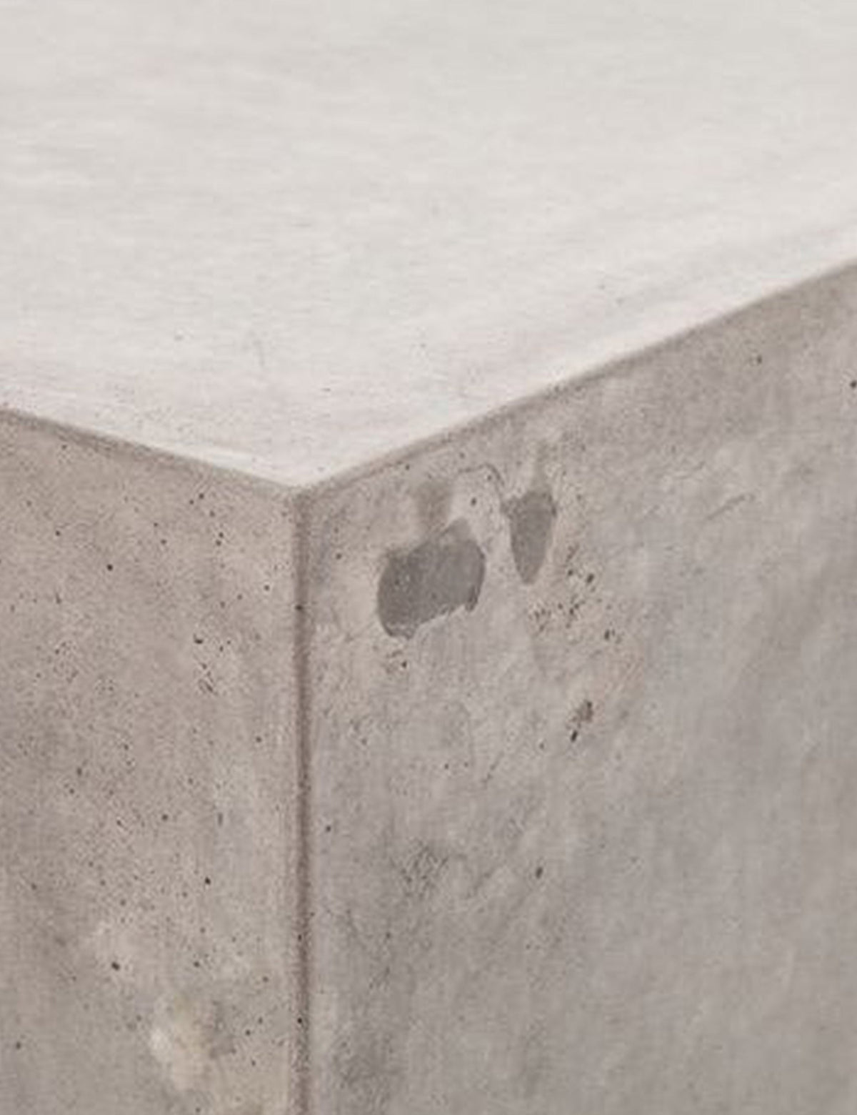 | Close-up of the upper corner of the Gin indoor and outdoor concrete side table 